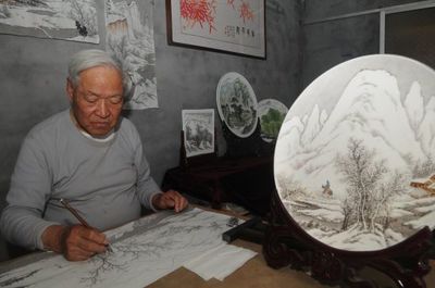 匠心繪瓷盤，八旬老人榮膺山東省特級(jí)陶瓷藝術(shù)大師